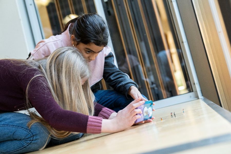 Kleine ganz groß: Mit dem Handy drehten die Teilnehmer einen Trickfilm Bildrechte: Tobias Vorwerk für Kreis und Stadt Paderborn